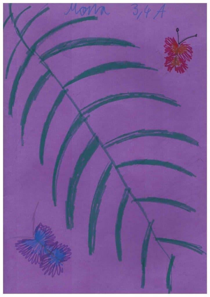 eine kinderzeichnung mit einem grünen, belaubten zweig und zwei bunten blumen, eine rot und eine lila, auf lila papier. oben steht in blauer handschrift mama und 3/4 a.