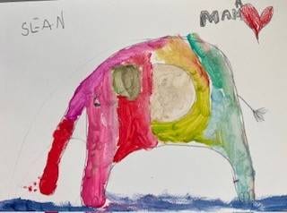 ein farbenfrohes, kindliches gemälde eines elefanten mit flecken in rosa, rot, grün, gelb und blau auf seinem körper. oben links steht slean geschrieben und oben rechts mam mit einem roten herz. der hintergrund ist weiß.