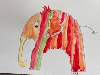 eine bunte, kindliche zeichnung eines elefanten mit roten, orangefarbenen, gelben und grünen längsstreifen, einem herzförmigen fleck an der seite und einem eingerollten schwanz. der elefant hat ein einziges sichtbares auge und einen gelben rüssel.
