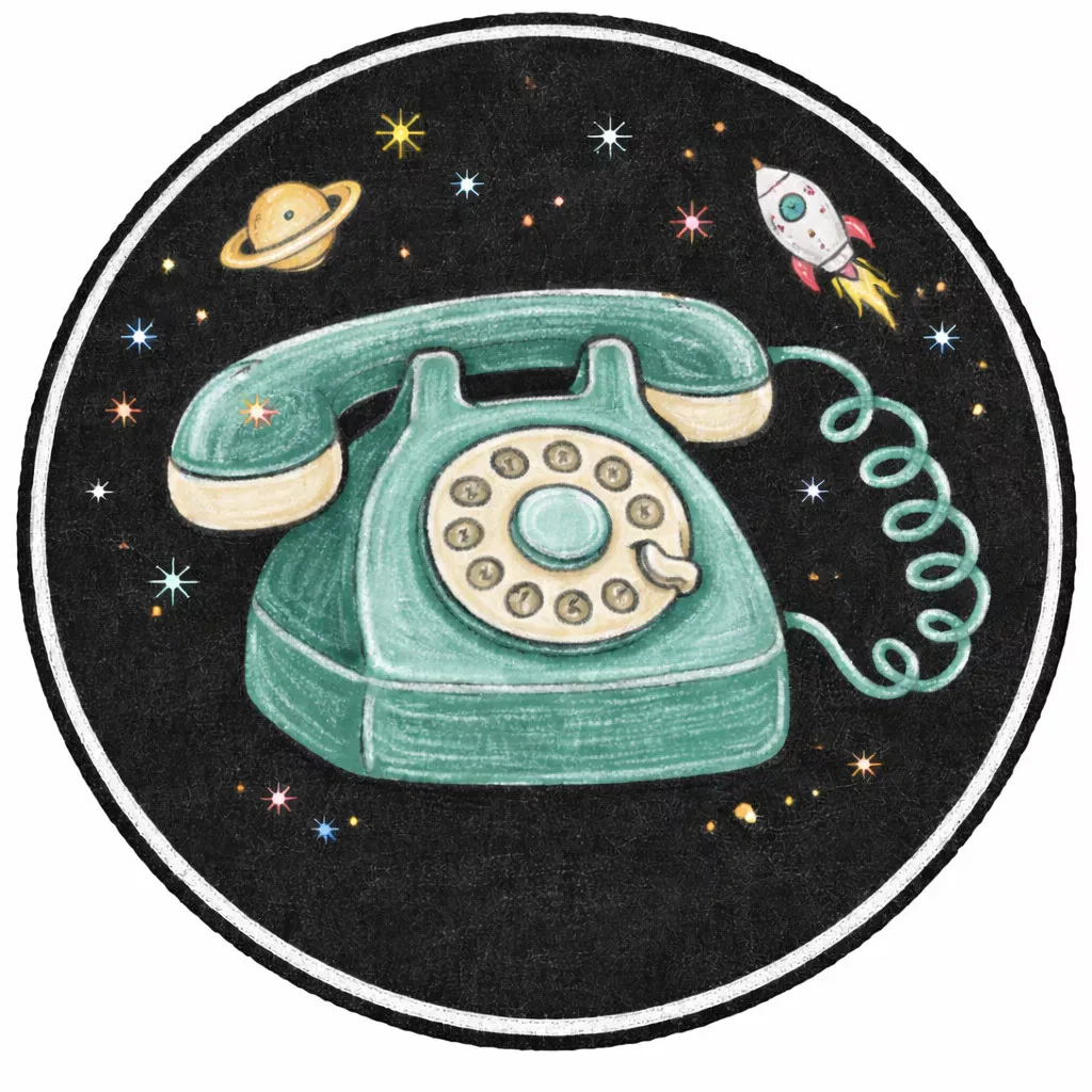 ein grünes vintage drehtelefon schwebt im weltraum, umgeben von sternen, einem planeten mit ringen und einem cartoon raketenschiff. die szene ist vor einem schwarzen, kreisförmigen hintergrund zu sehen.